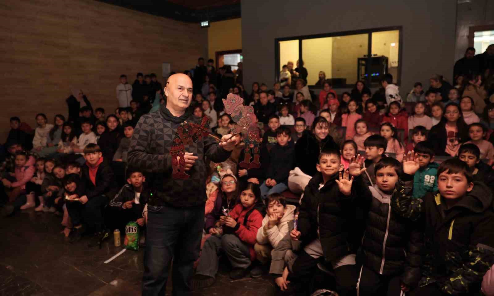 Bursa’nın yüzlerce yıllık simgeleri Osmangazi’de perdeye yansıdı
Bursa’nın yüzlerce yıllık simgeleri Osmangazi’de perdeye yansıdı
