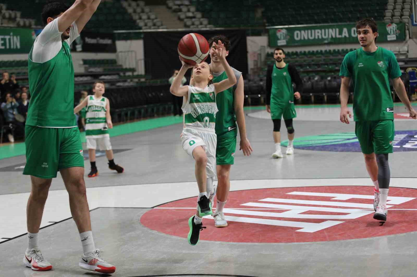 Bursaspor Basketbol Takımı’nı 1.20’lik minikler terletti
