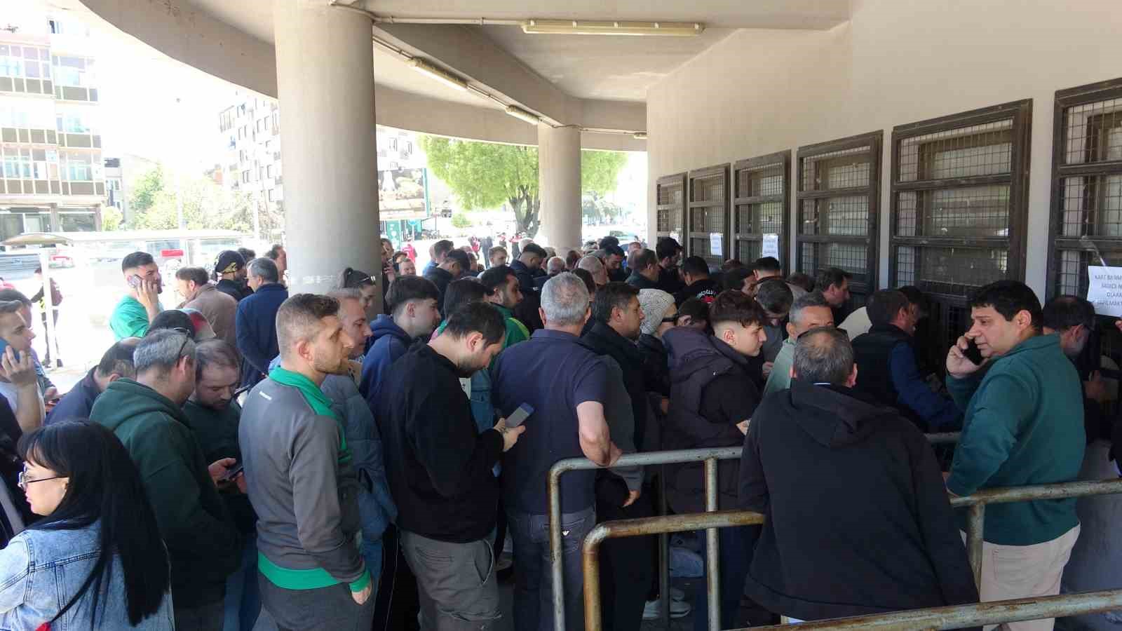 Bursaspor kombinelerine büyük ilgi, taraftar saatlerce kuyrukta bekledi
