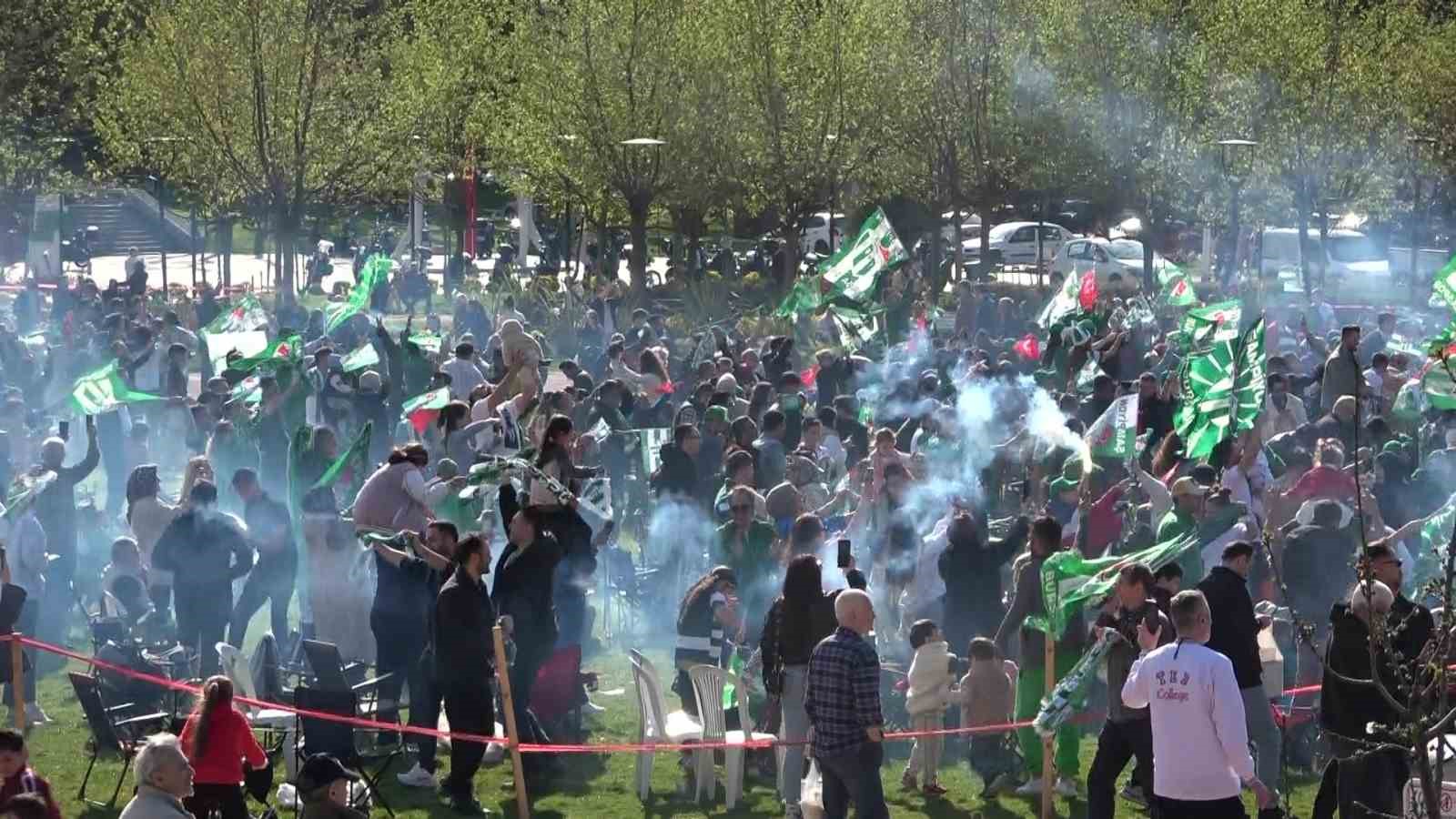 Bursaspor şampiyonluğunu böyle karşıladı
