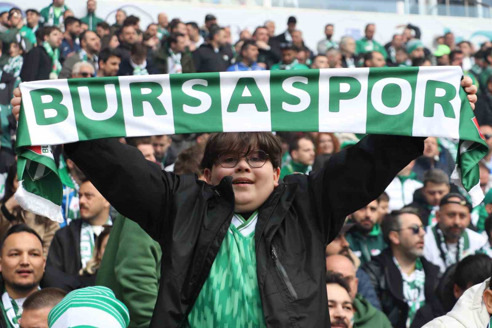 Bursaspor taraftarı Eskişehir tribünlerinde renkli görüntüler oluşturdu
