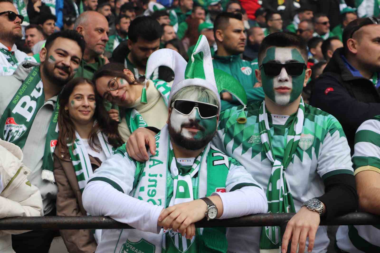 Bursaspor taraftarı Eskişehir tribünlerinde renkli görüntüler oluşturdu
