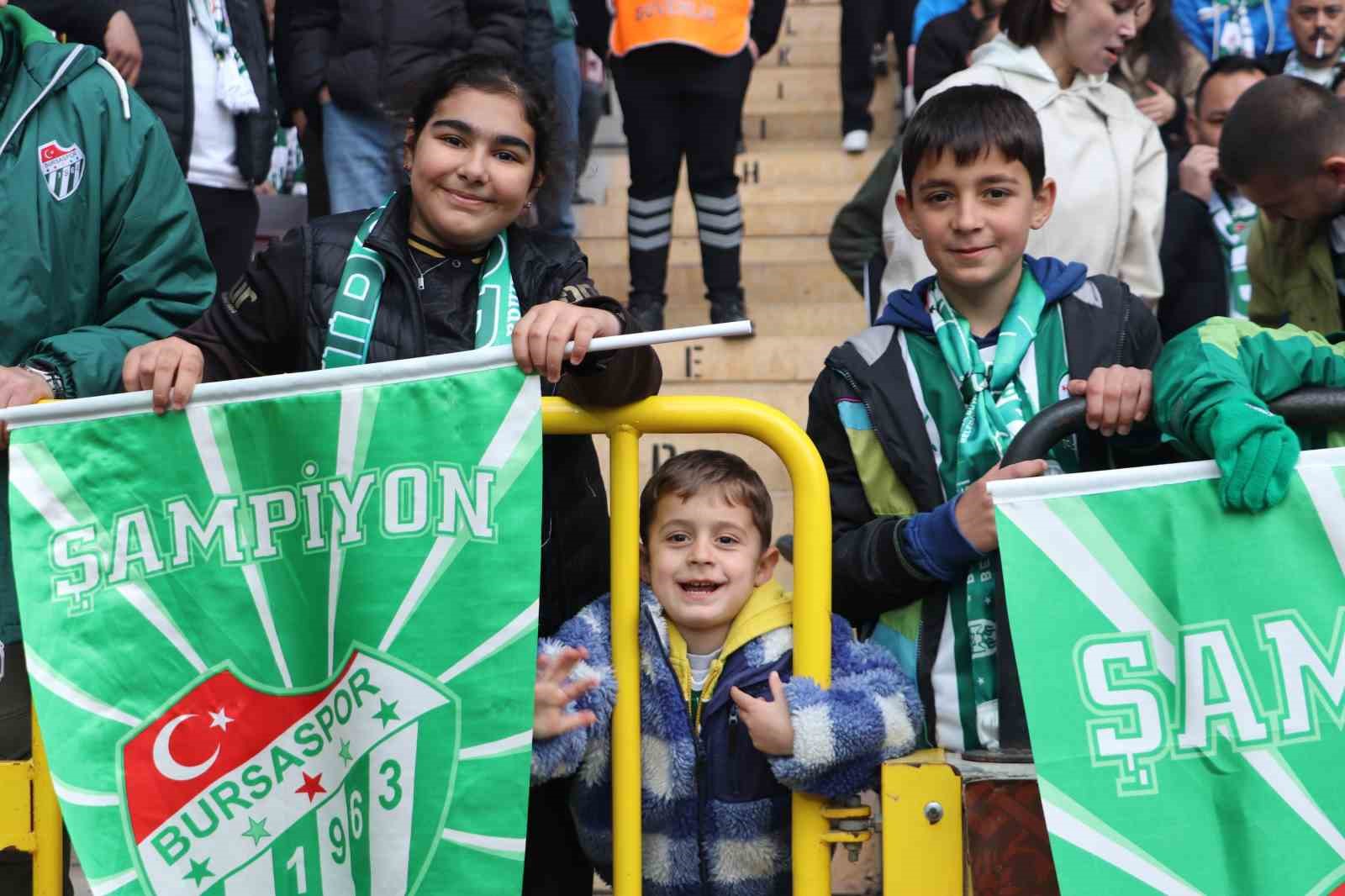 Bursaspor taraftarı Eskişehir tribünlerinde renkli görüntüler oluşturdu
