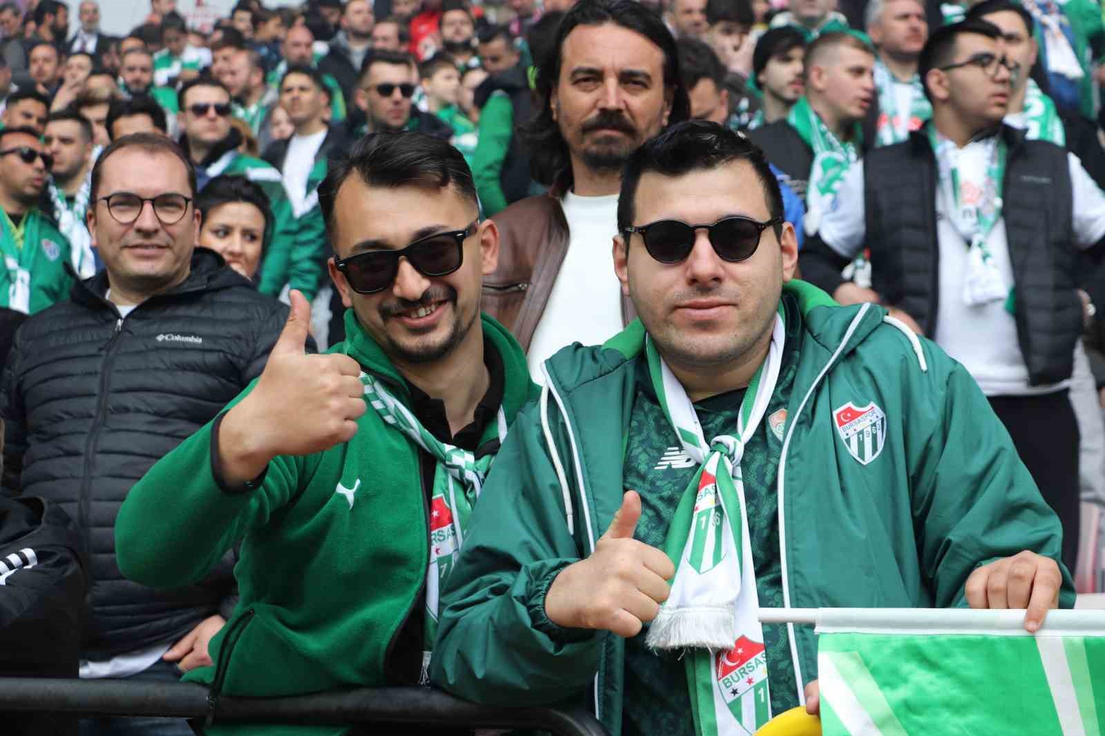 Bursaspor taraftarı Eskişehir tribünlerinde renkli görüntüler oluşturdu
