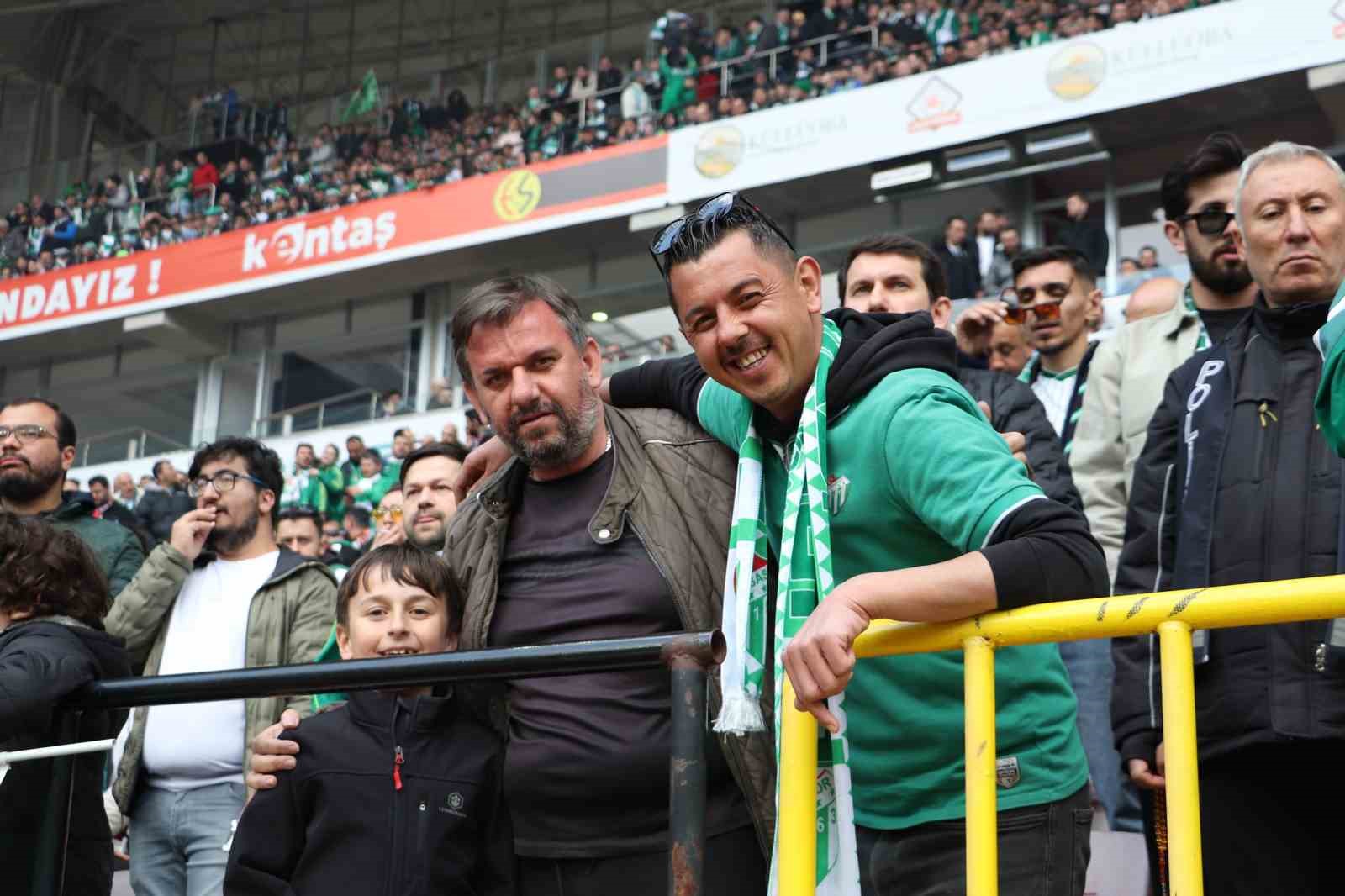 Bursaspor taraftarı Eskişehir tribünlerinde renkli görüntüler oluşturdu
