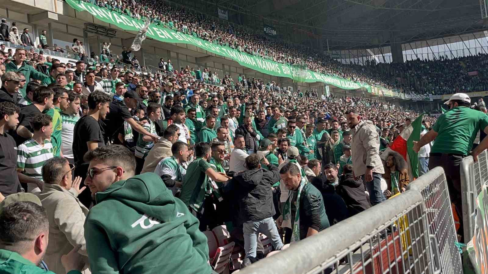 Bursasporlu taraftarların kavgasını polis ayırdı
