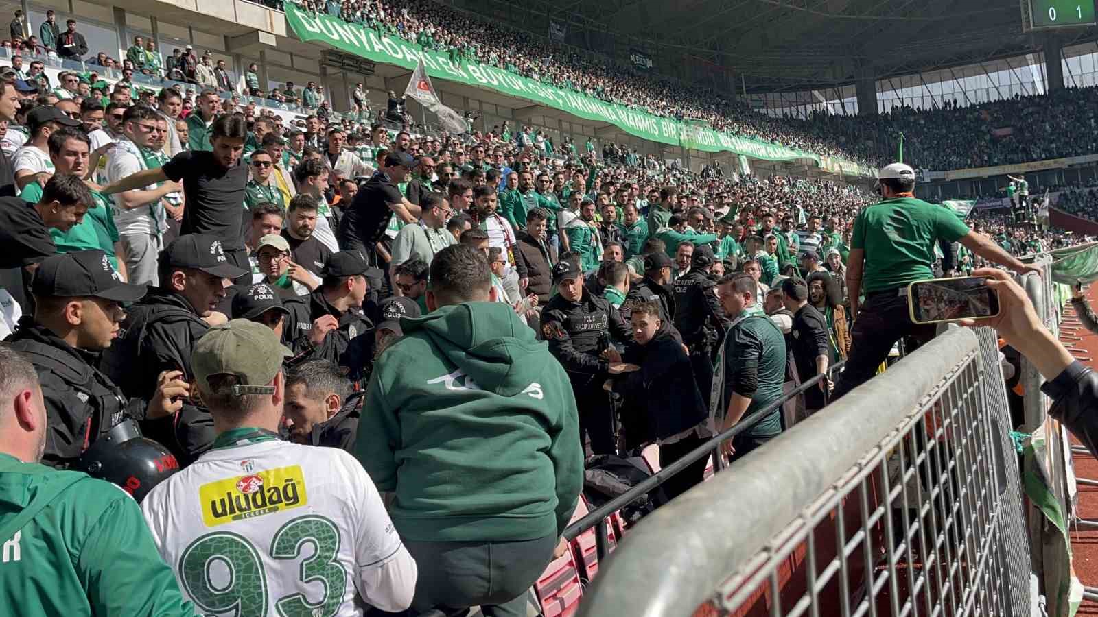 Bursasporlu taraftarların kavgasını polis ayırdı
