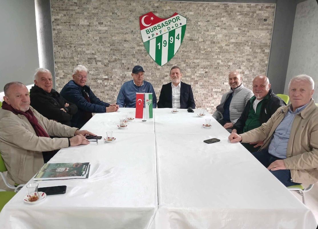 Bursaspor’un unutulmaz kaptanı Özden’in kitabı öğrencilere dağıtıldı
