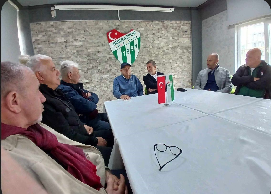 Bursaspor’un unutulmaz kaptanı Özden’in kitabı öğrencilere dağıtıldı
