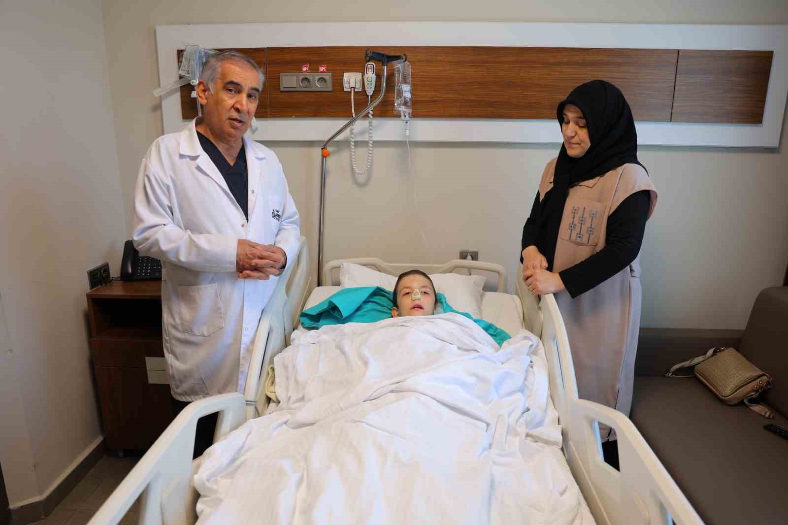 Burun tıkanıklığı ve işitme kaybı şikayetiyle gitti, ameliyatta dev bir polip çıkartıldı
