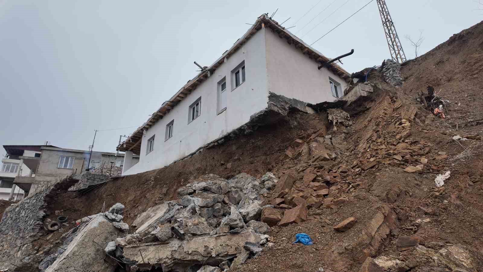 Bütün birikimi ile ev yaptı, toprak kayması ile ’hayatı’ askıda kaldı
