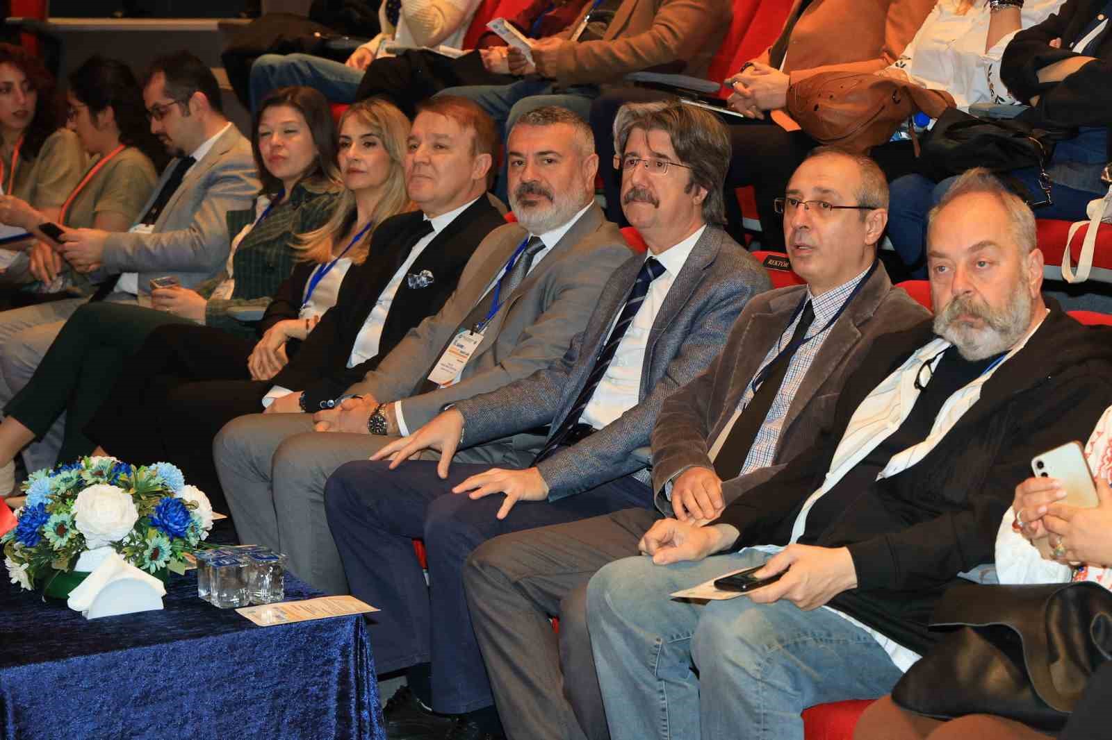 BUÜ’de sanatın ve sanatçının geleceği mercek altına alındı
