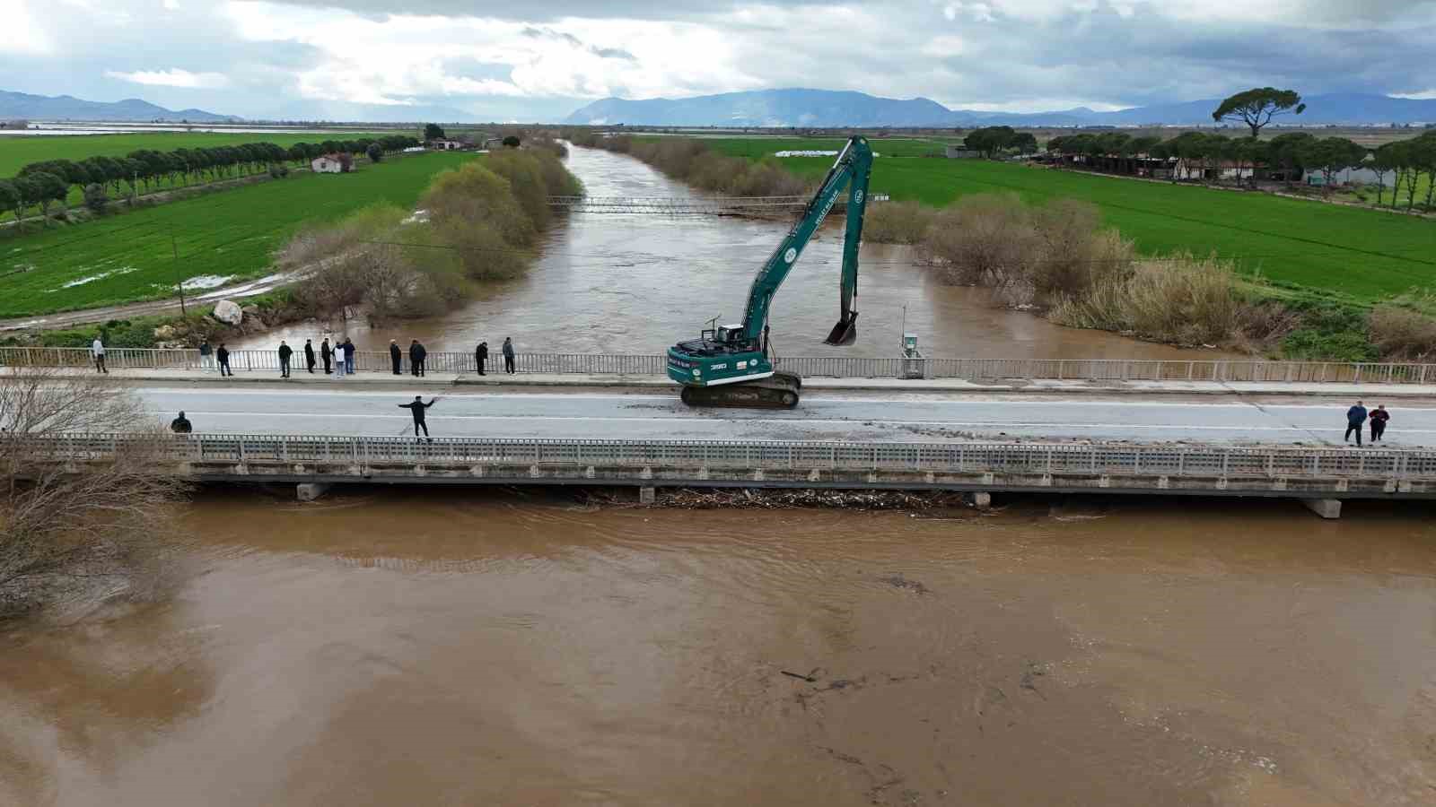 Büyük Menderes nehri, köprü seviyesine yükseldi
Büyük Menderes nehri, köprü seviyesine yükseldi