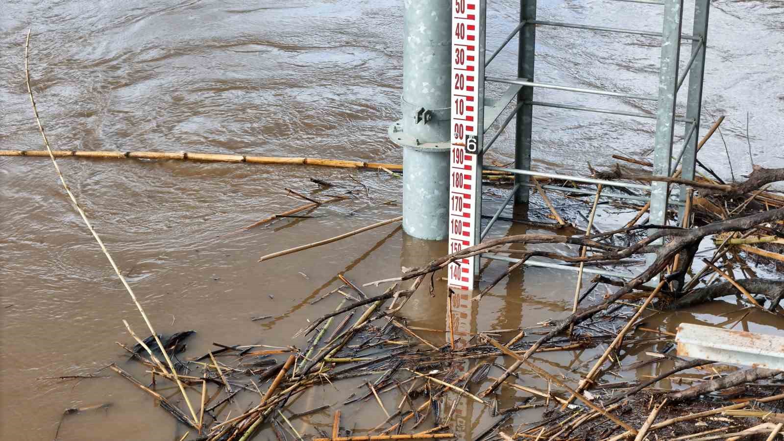 Büyük Menderes nehri, köprü seviyesine yükseldi
Büyük Menderes nehri, köprü seviyesine yükseldi