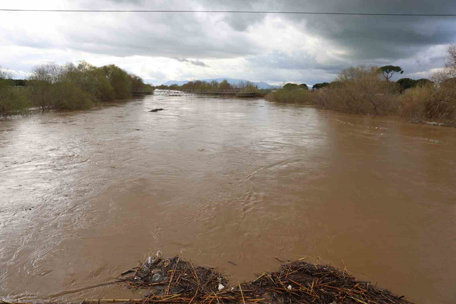 Büyük Menderes nehri, köprü seviyesine yükseldi
Büyük Menderes nehri, köprü seviyesine yükseldi