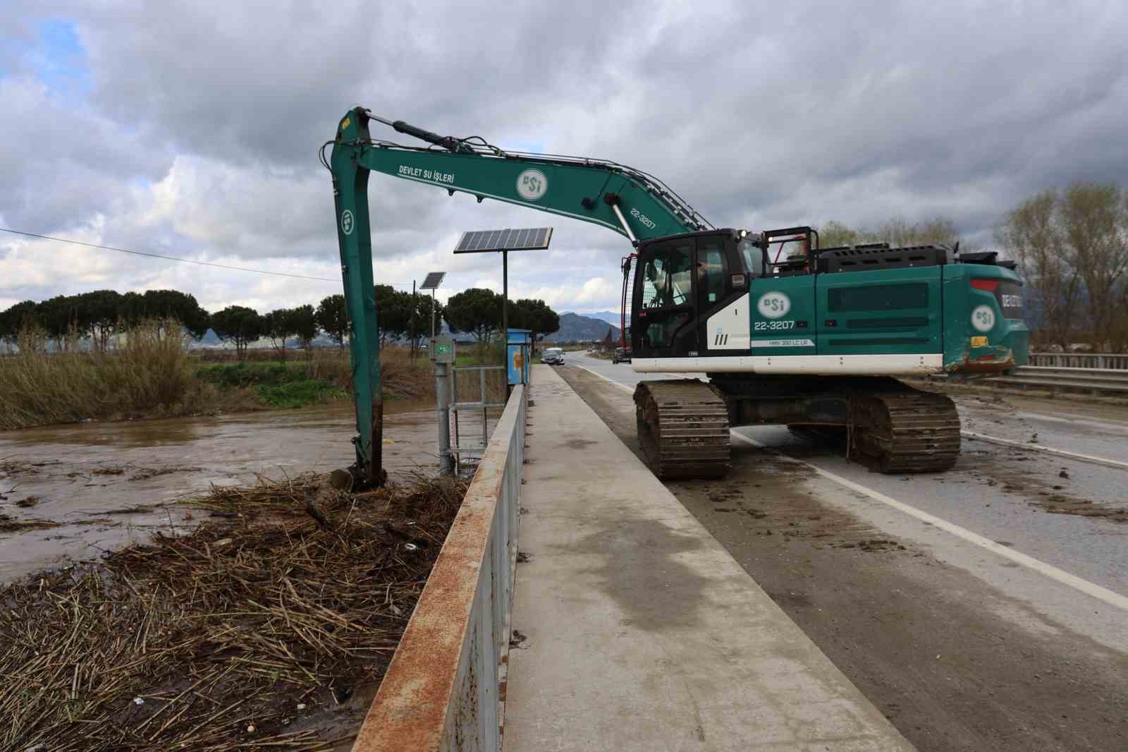 Büyük Menderes nehri, köprü seviyesine yükseldi
Büyük Menderes nehri, köprü seviyesine yükseldi