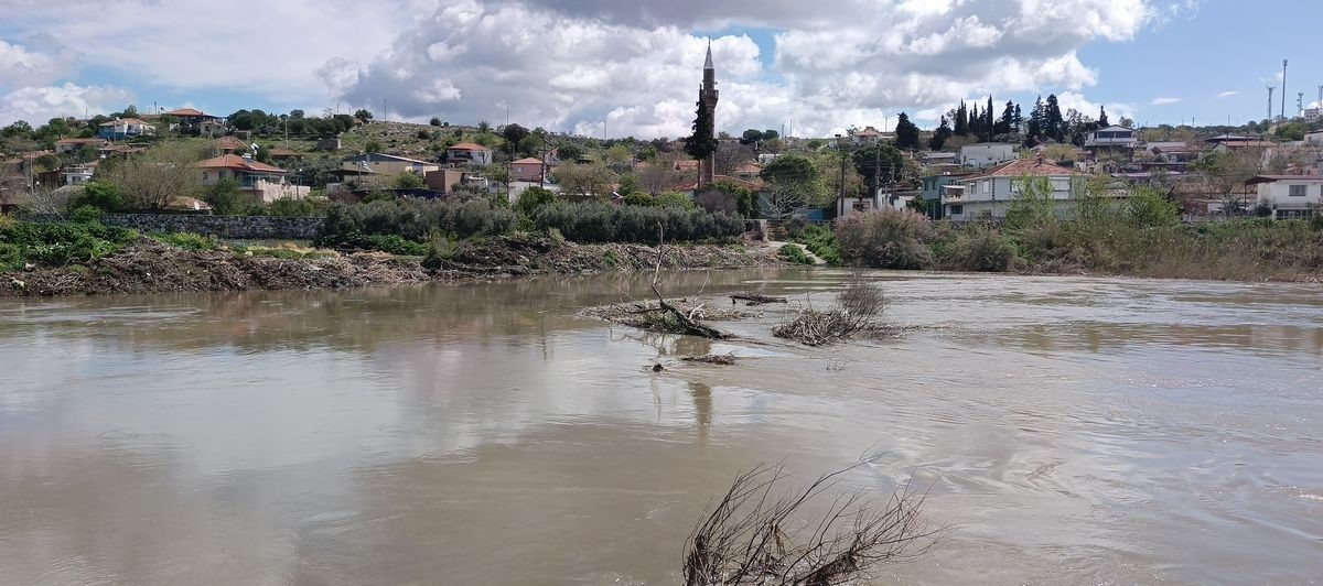 Büyük Menderes yükseldi, tarihi Taşköprü sular altında kayboldu
