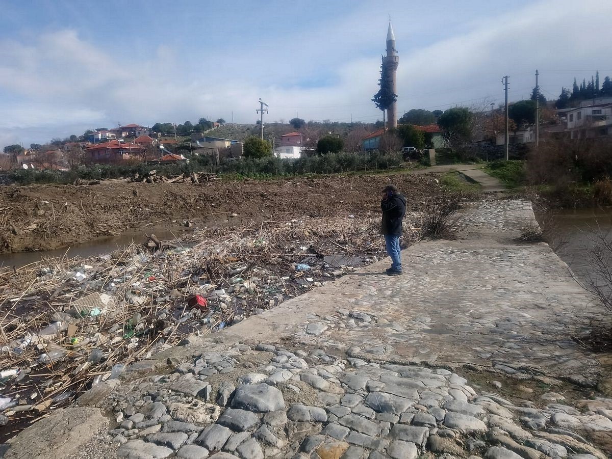 Büyük Menderes yükseldi, tarihi Taşköprü sular altında kayboldu
