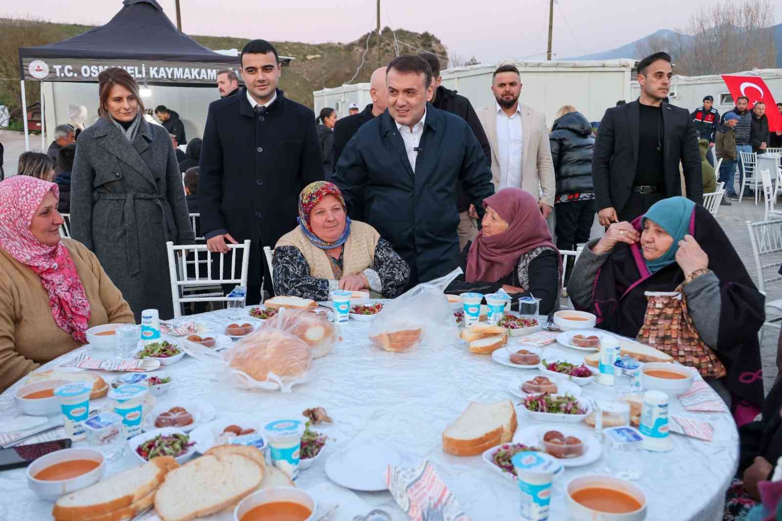 Büyük yangın sonrası yaralarını saran vatandaşlar iftarda bir araya geldi
