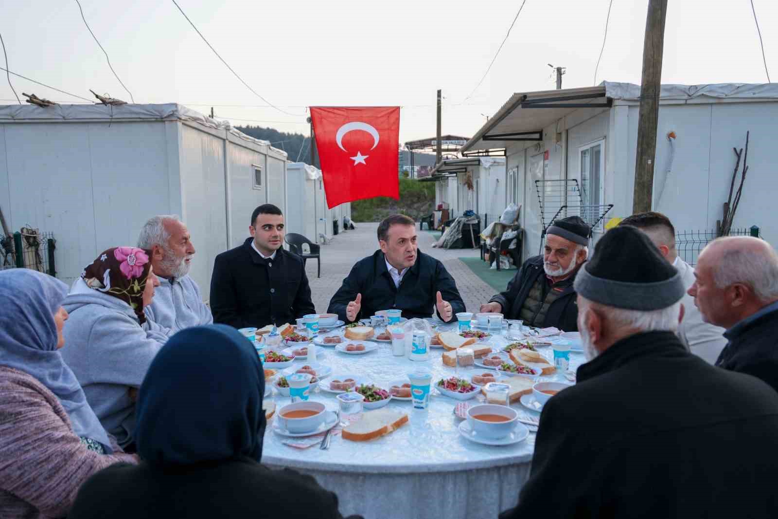Büyük yangın sonrası yaralarını saran vatandaşlar iftarda bir araya geldi
