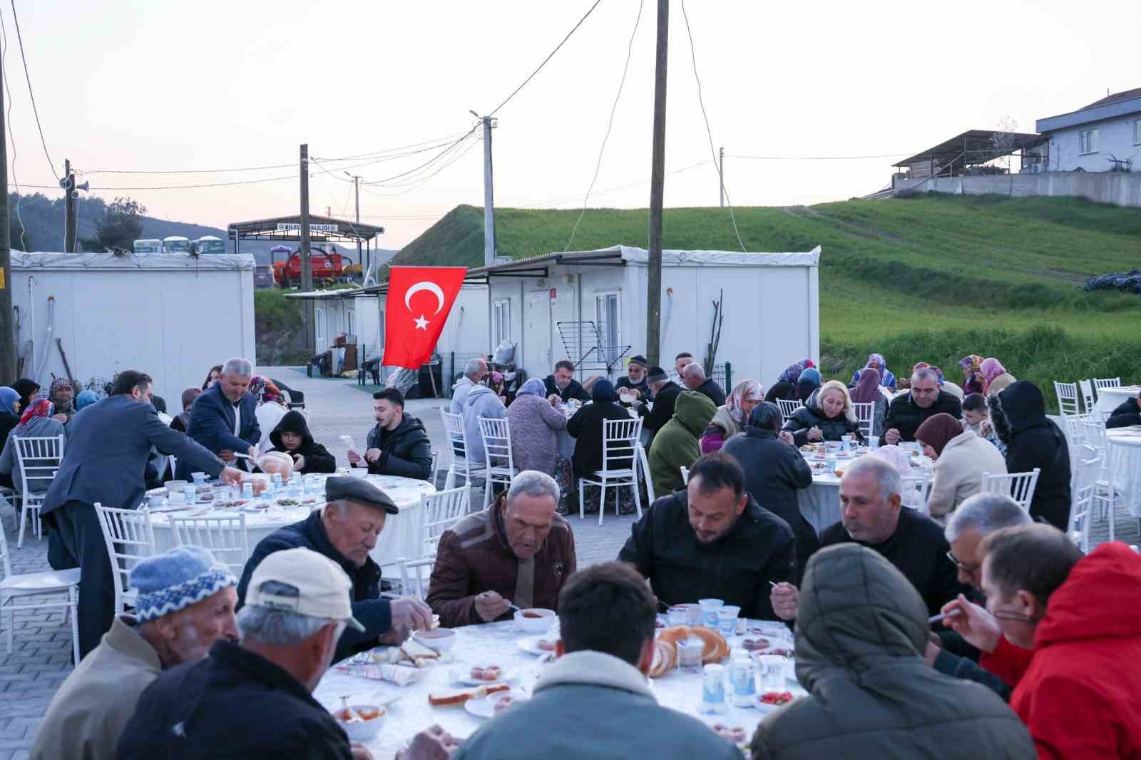 Büyük yangın sonrası yaralarını saran vatandaşlar iftarda bir araya geldi
