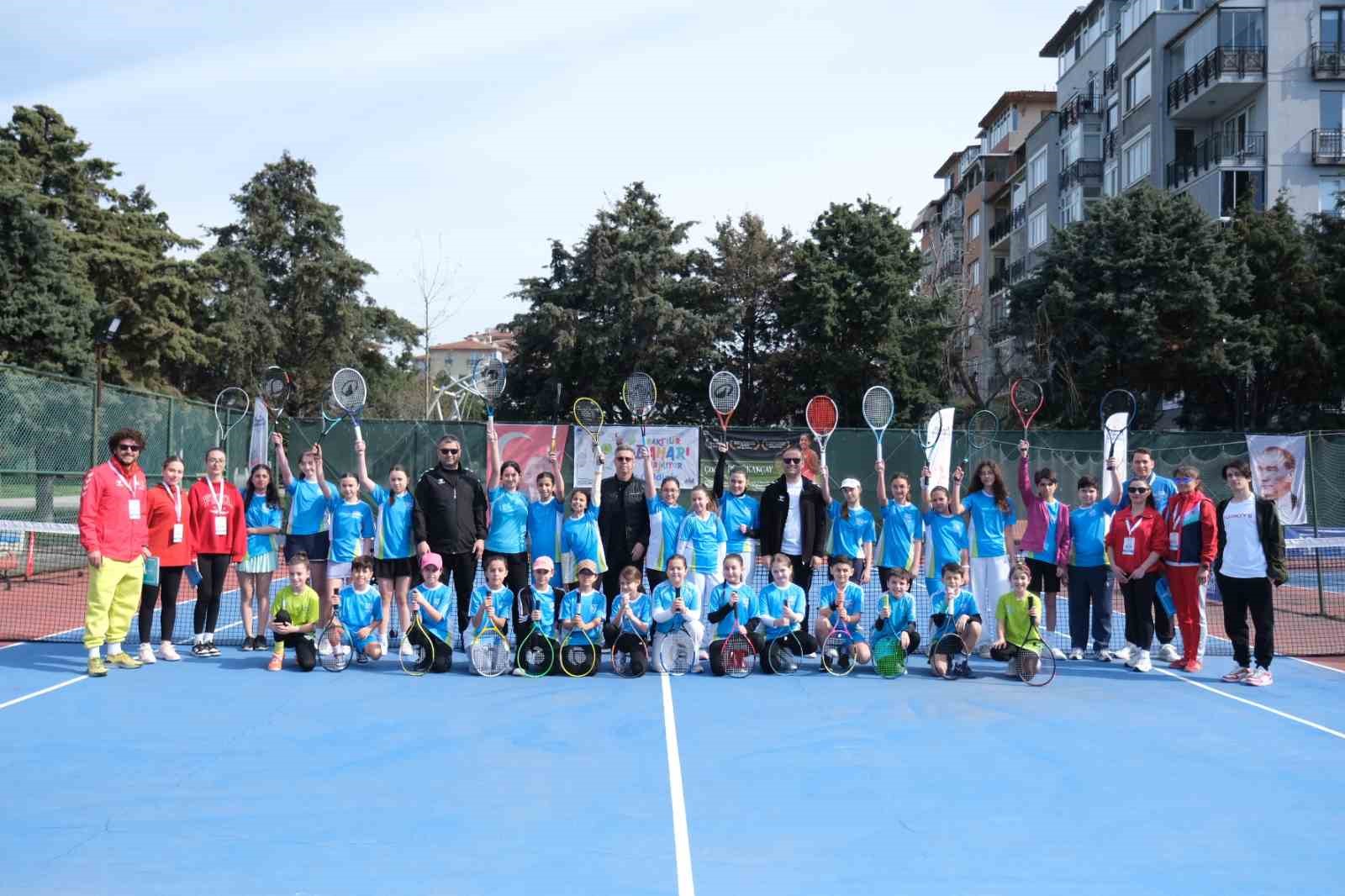 Büyükçekmece’de Bahar Şenliği’nde tenis heyecanı zirve yaptı
Büyükçekmece’de Bahar Şenliği’nde tenis heyecanı zirve yaptı