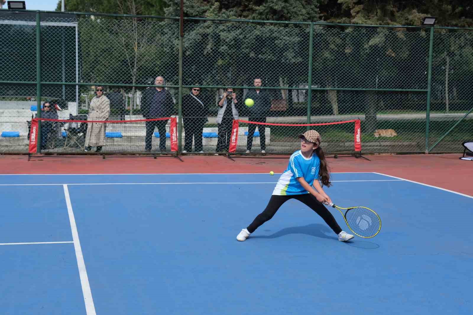 Büyükçekmece’de Bahar Şenliği’nde tenis heyecanı zirve yaptı
Büyükçekmece’de Bahar Şenliği’nde tenis heyecanı zirve yaptı