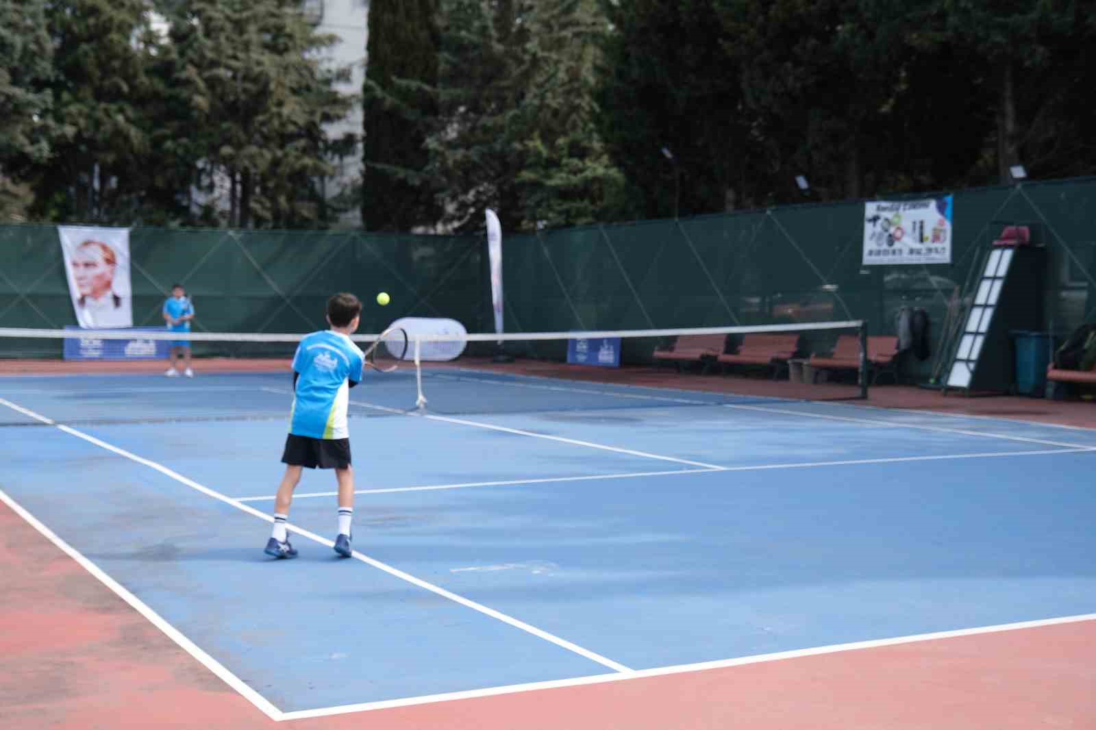 Büyükçekmece’de Bahar Şenliği’nde tenis heyecanı zirve yaptı
Büyükçekmece’de Bahar Şenliği’nde tenis heyecanı zirve yaptı