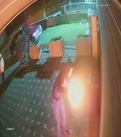 Büyükçekmece’de iş yerine molotoflu saldırı kamerada
