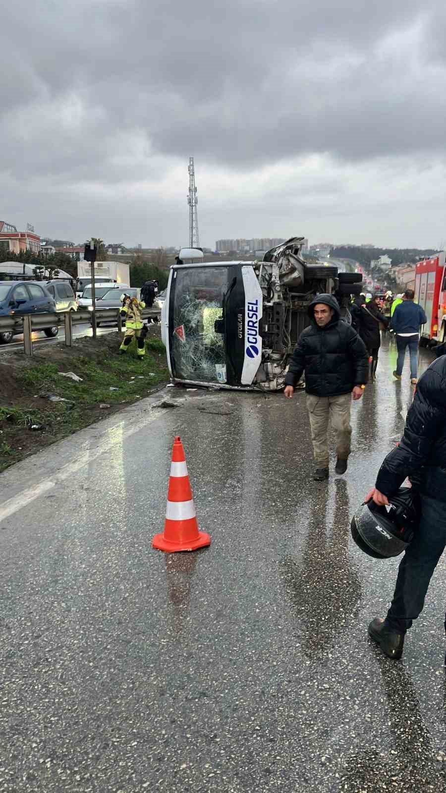 Büyükçekmece’de işçi servisi devrildi: 1 ölü, 9 yaralı
