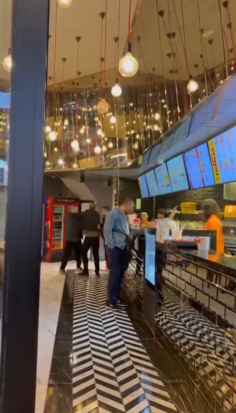 Büyükçekmece’de siparişi geç gelen şahıs, çalışanların üzerine yürüdü
