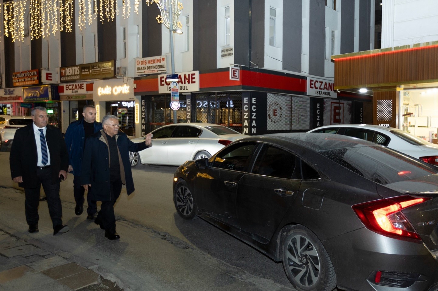 Büyükkılıç, Millet Caddesi’nde yapımı tamamlanan aydınlatma sistemini inceledi
