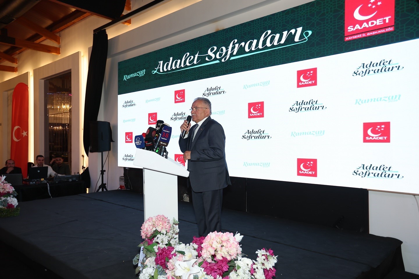 Büyükkılıç, öğrenciler ve siyasi parti temsilcileri ile iftar sofralarında buluştu
