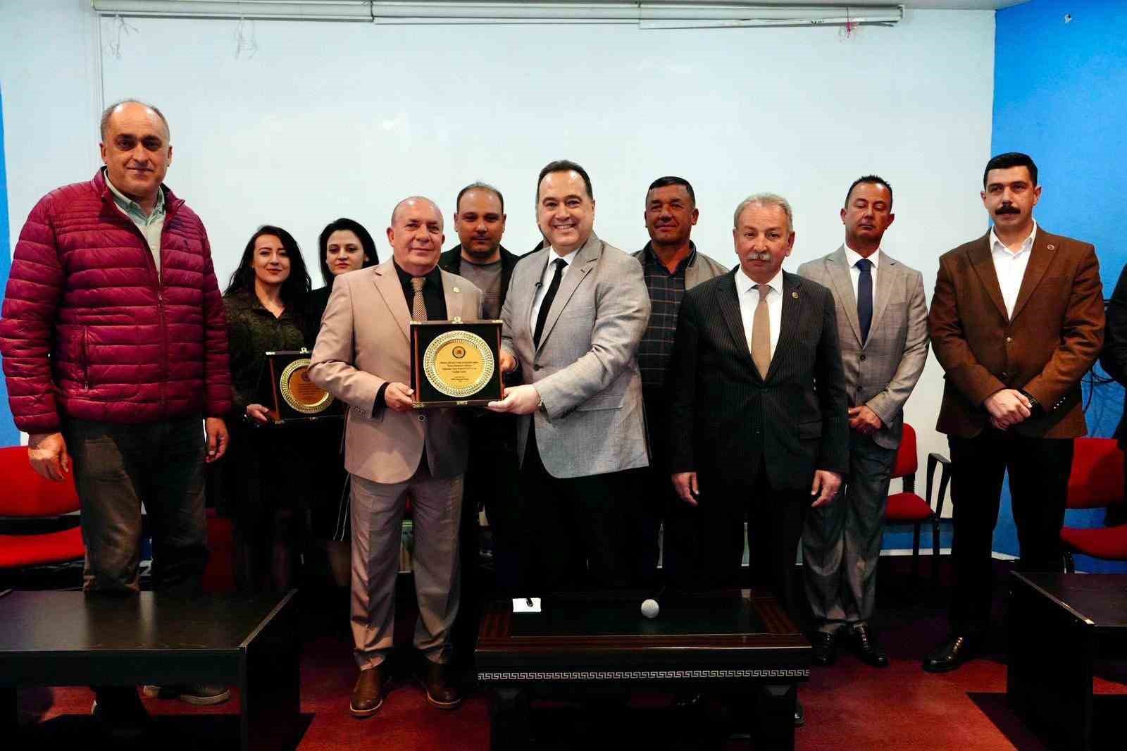 Büyükşehir Belediye Başkanı Dutlulu, Salihli’de muhtarlarla buluştu
