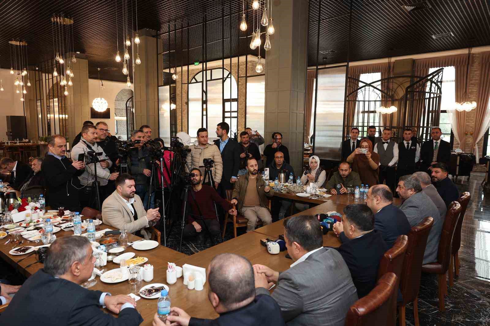 Büyükşehir Belediye Başkanı Gülpınar, gazetecilerle buluştu
Büyükşehir Belediye Başkanı Gülpınar, gazetecilerle buluştu