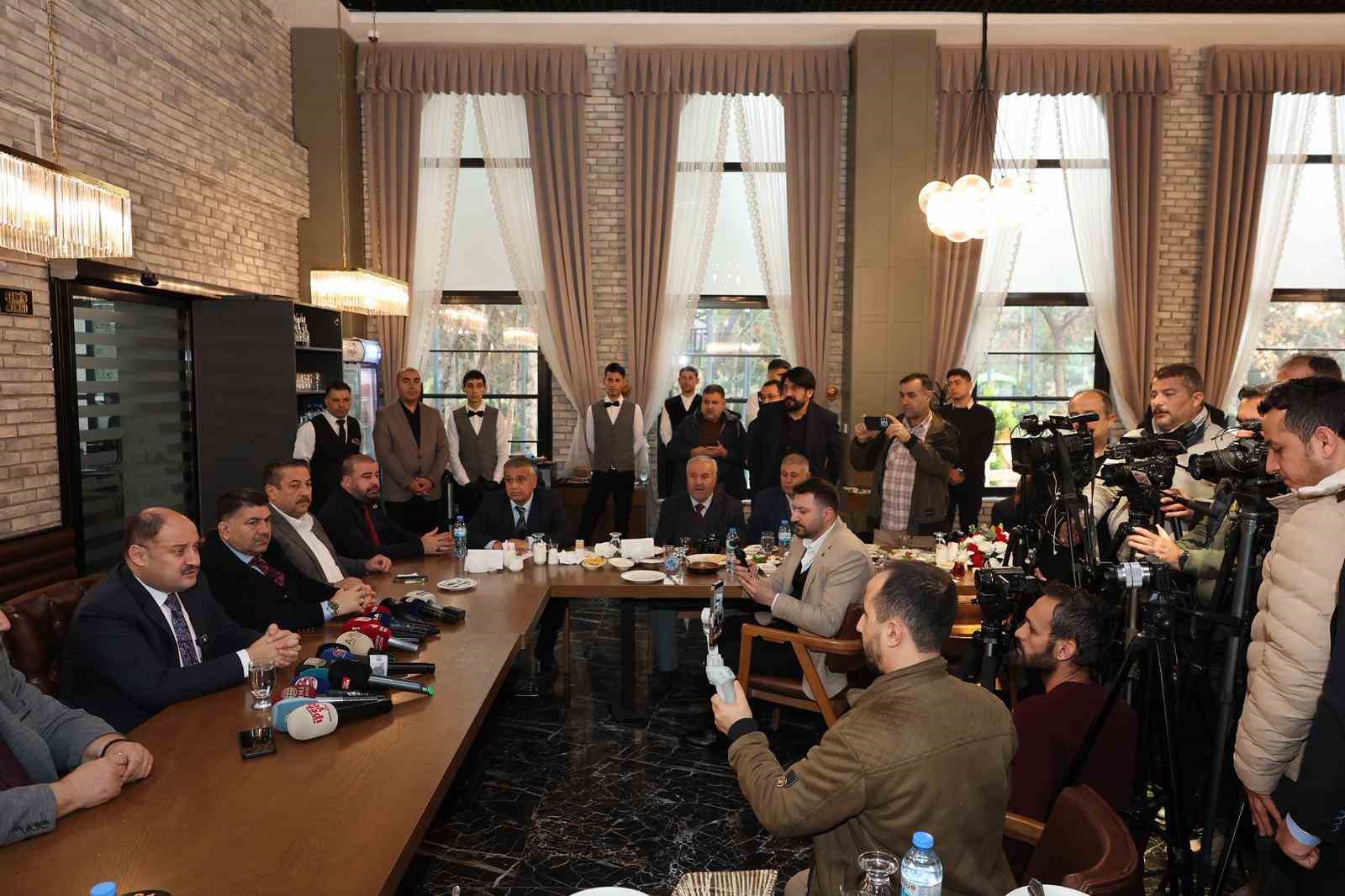 Büyükşehir Belediye Başkanı Gülpınar, gazetecilerle buluştu
Büyükşehir Belediye Başkanı Gülpınar, gazetecilerle buluştu