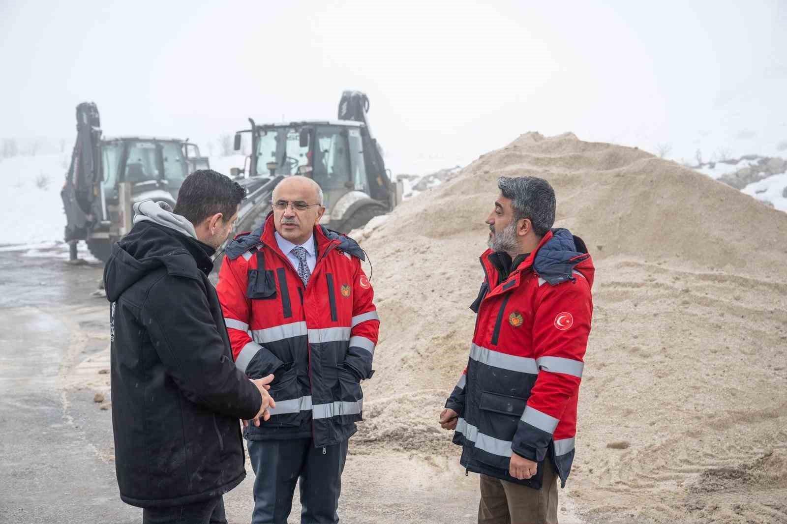 Büyükşehir Belediyesi ekipleri karla mücadelede 7/24 sahada
