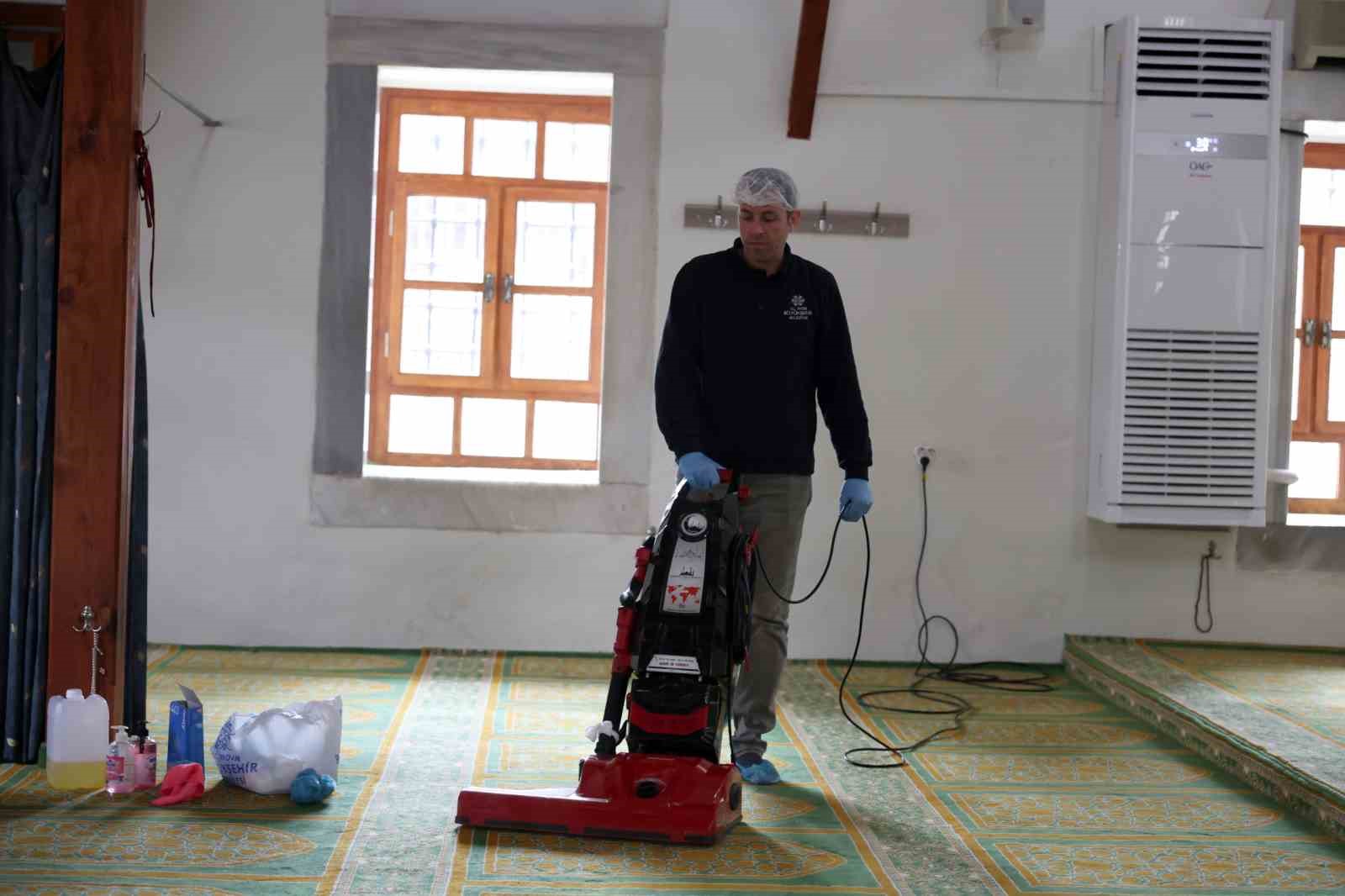 Büyükşehir camilerde temizlik çalışmalarını sürdürüyor
