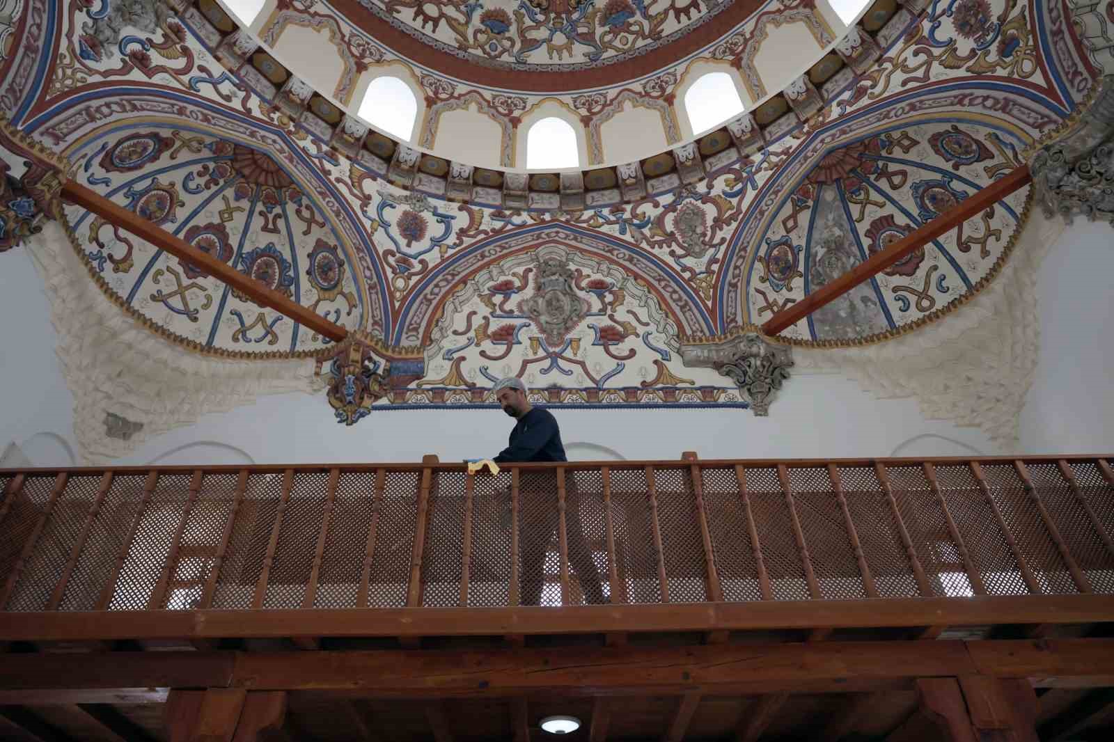 Büyükşehir camilerde temizlik çalışmalarını sürdürüyor
