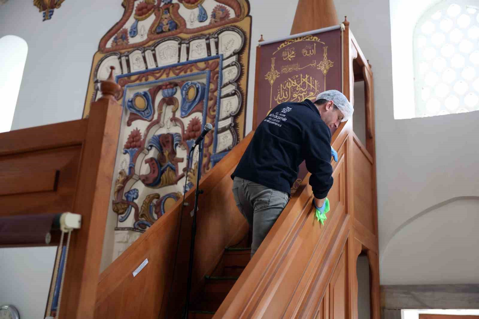 Büyükşehir camilerde temizlik çalışmalarını sürdürüyor
