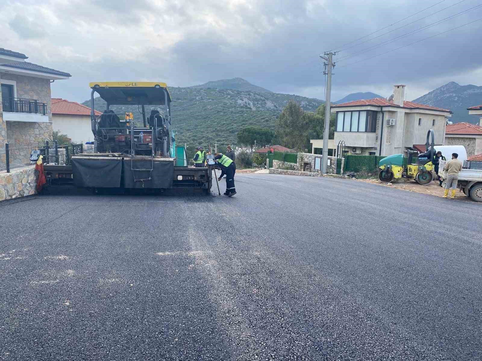 Büyükşehir Datça’da 53 bin metrelik yol ağını yeniliyor
