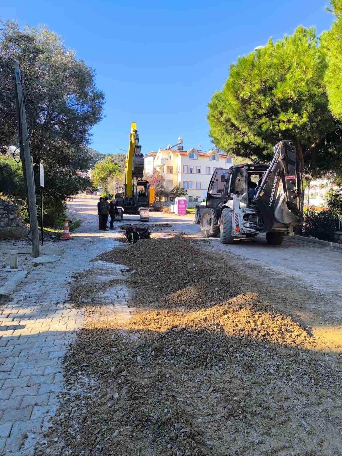 Büyükşehir Datça’da 53 bin metrelik yol ağını yeniliyor
