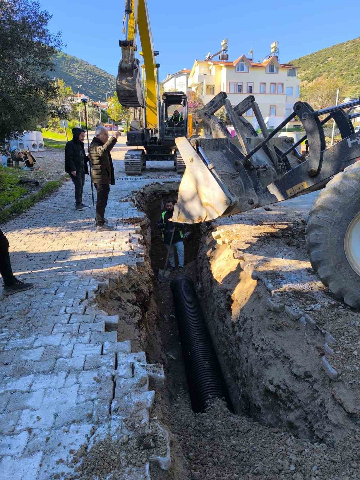 Büyükşehir Datça’da 53 bin metrelik yol ağını yeniliyor
