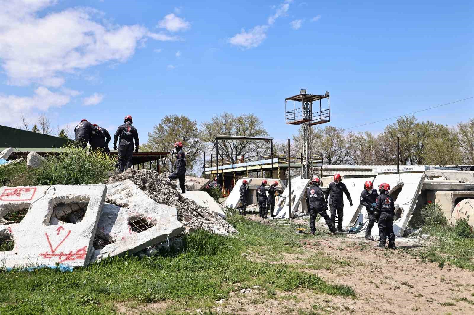 Büyükşehir DEBAK ekibi, eğitimlerini aralıksız sürdürüyor
