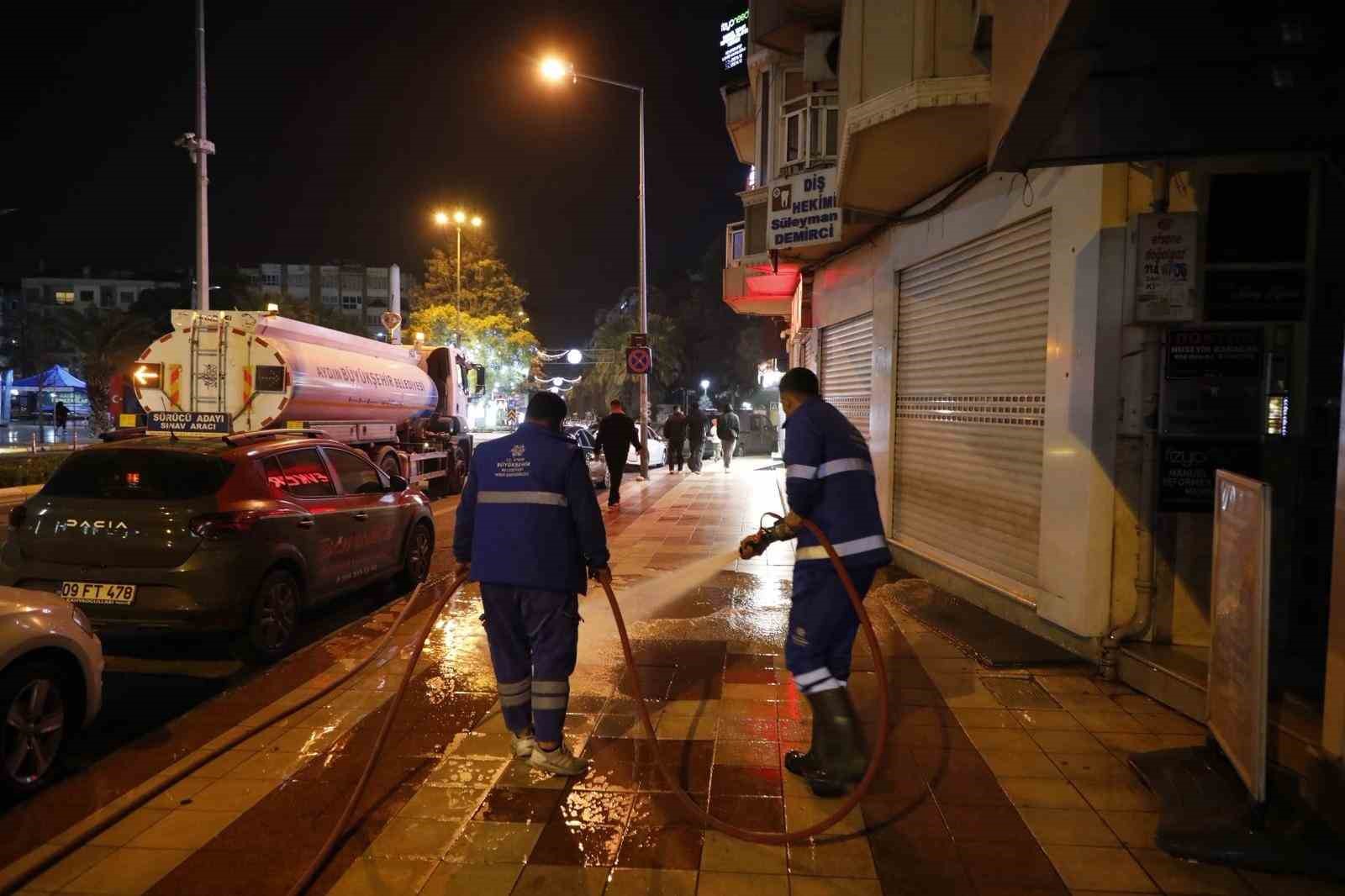 Büyükşehir ekipleri gece boyunca temizlik çalışması gerçekleştirdi
