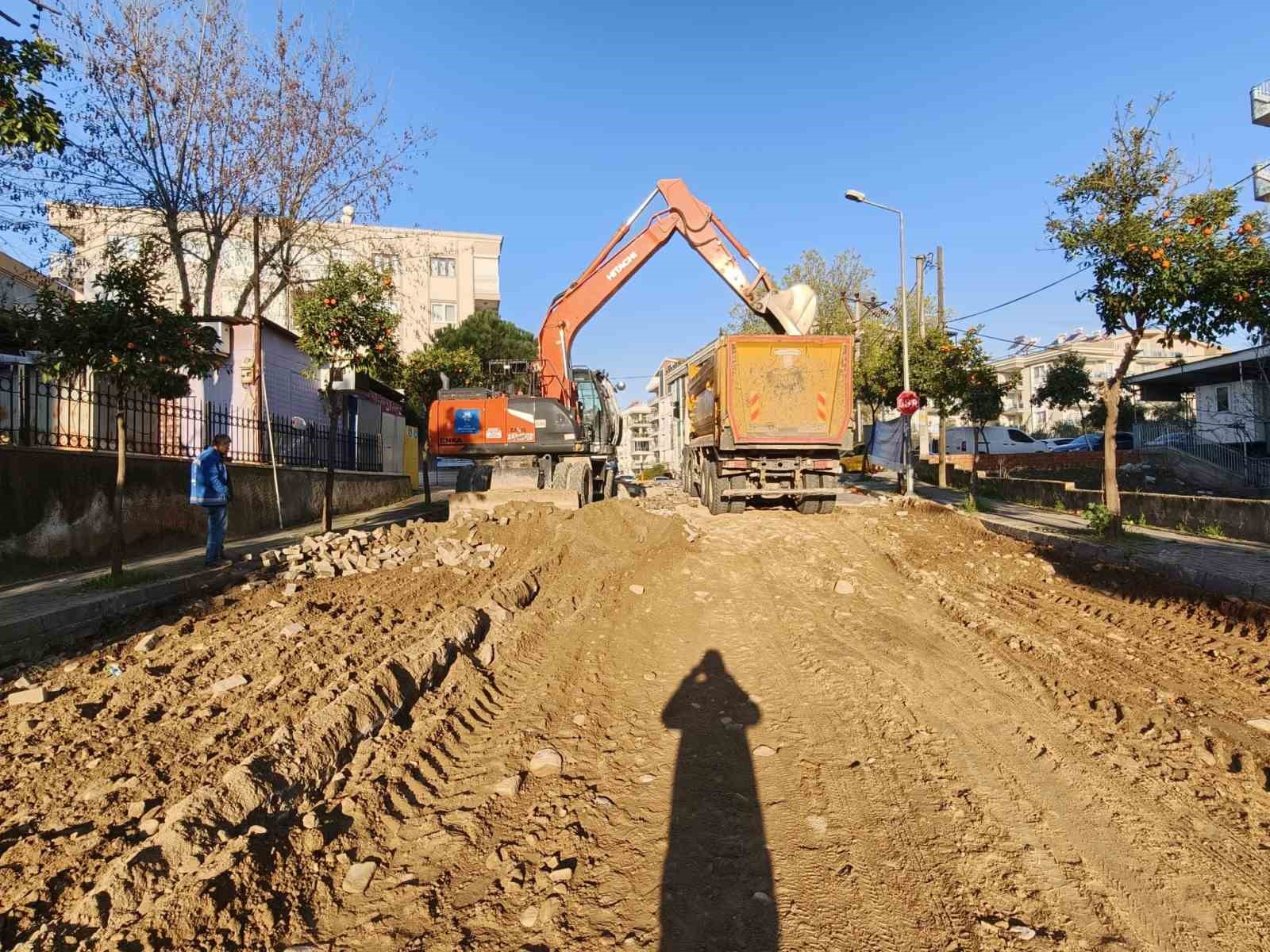 Büyükşehir ekipleri kentin dört bir yanında çalışmalarını sürdürüyor
