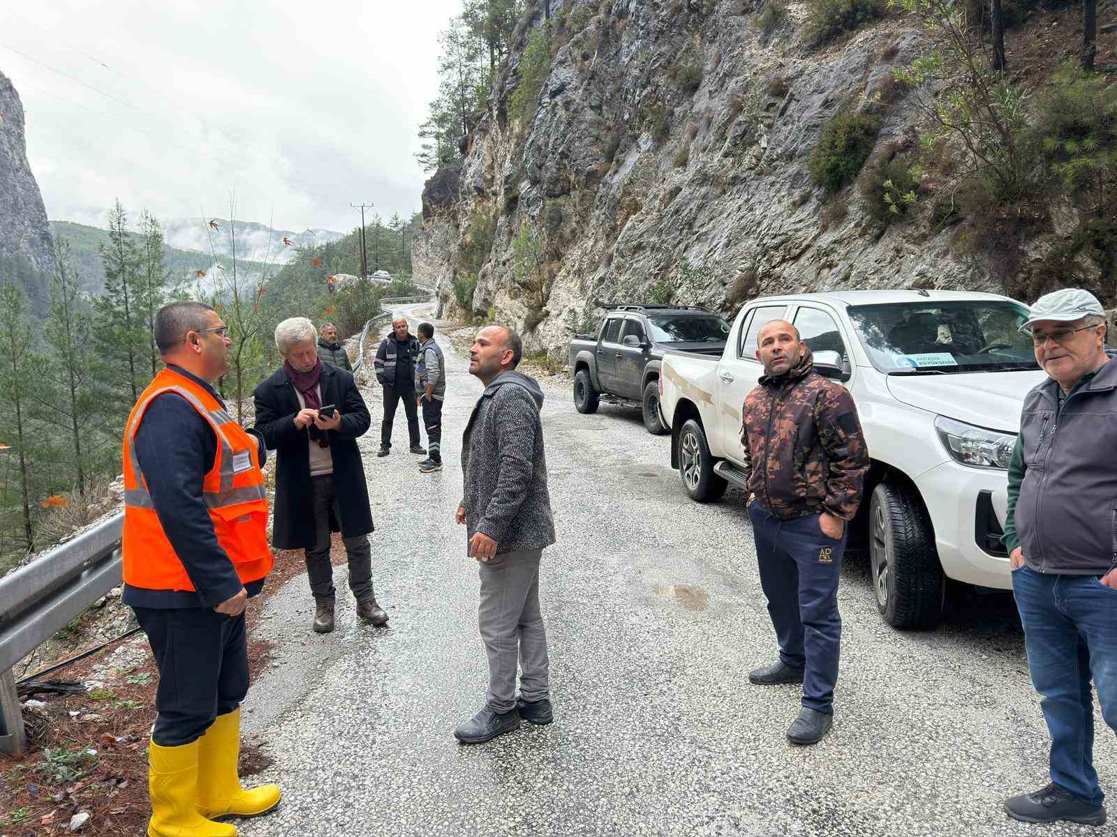 Büyükşehir ekiplerinden Alacami yolunda heyelan çalışması
