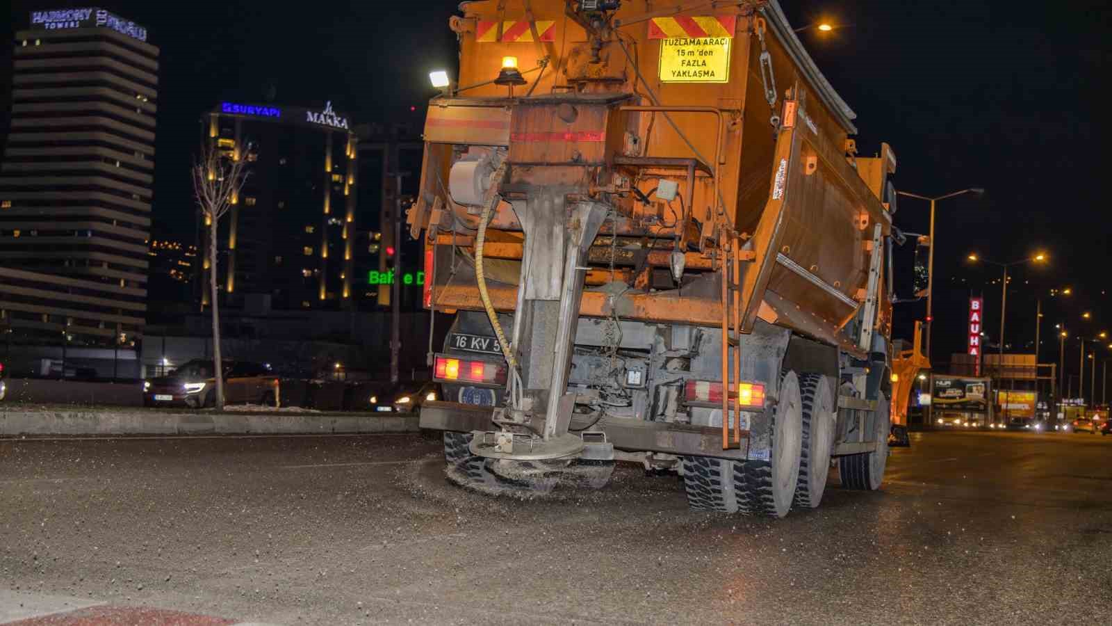 Büyükşehir ekiplerinden kar mesaisi
