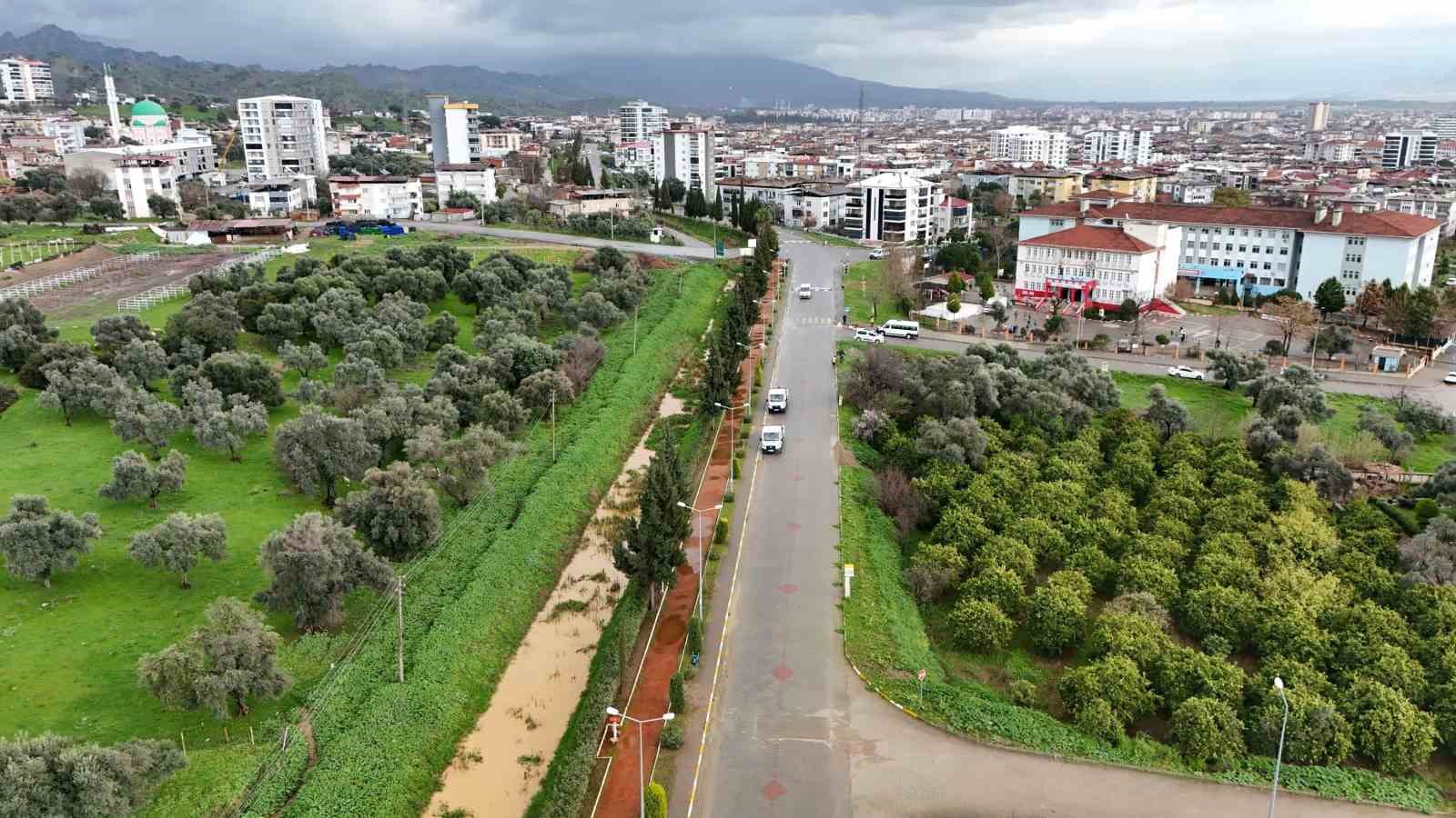 Büyükşehir ekiplerinden Nazilli yürüyüş yolunda bakım çalışması
