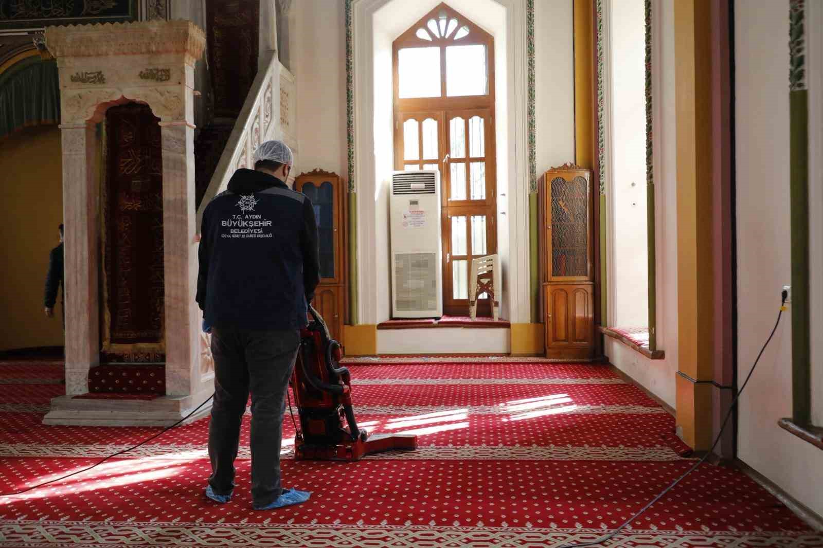 Büyükşehir ekiplerinin camilerde temizlik çalışmaları sürüyor
